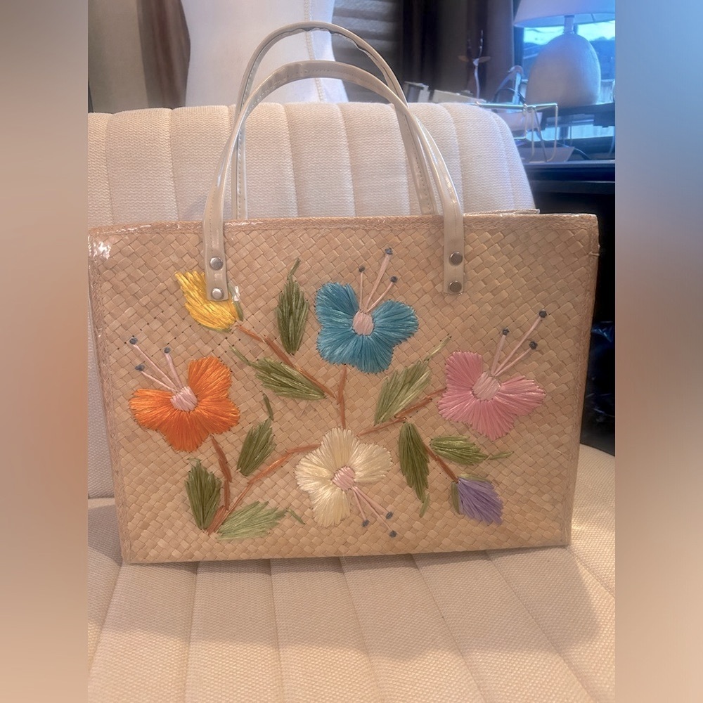 Vintage weaved floral grass tote 14”x11”